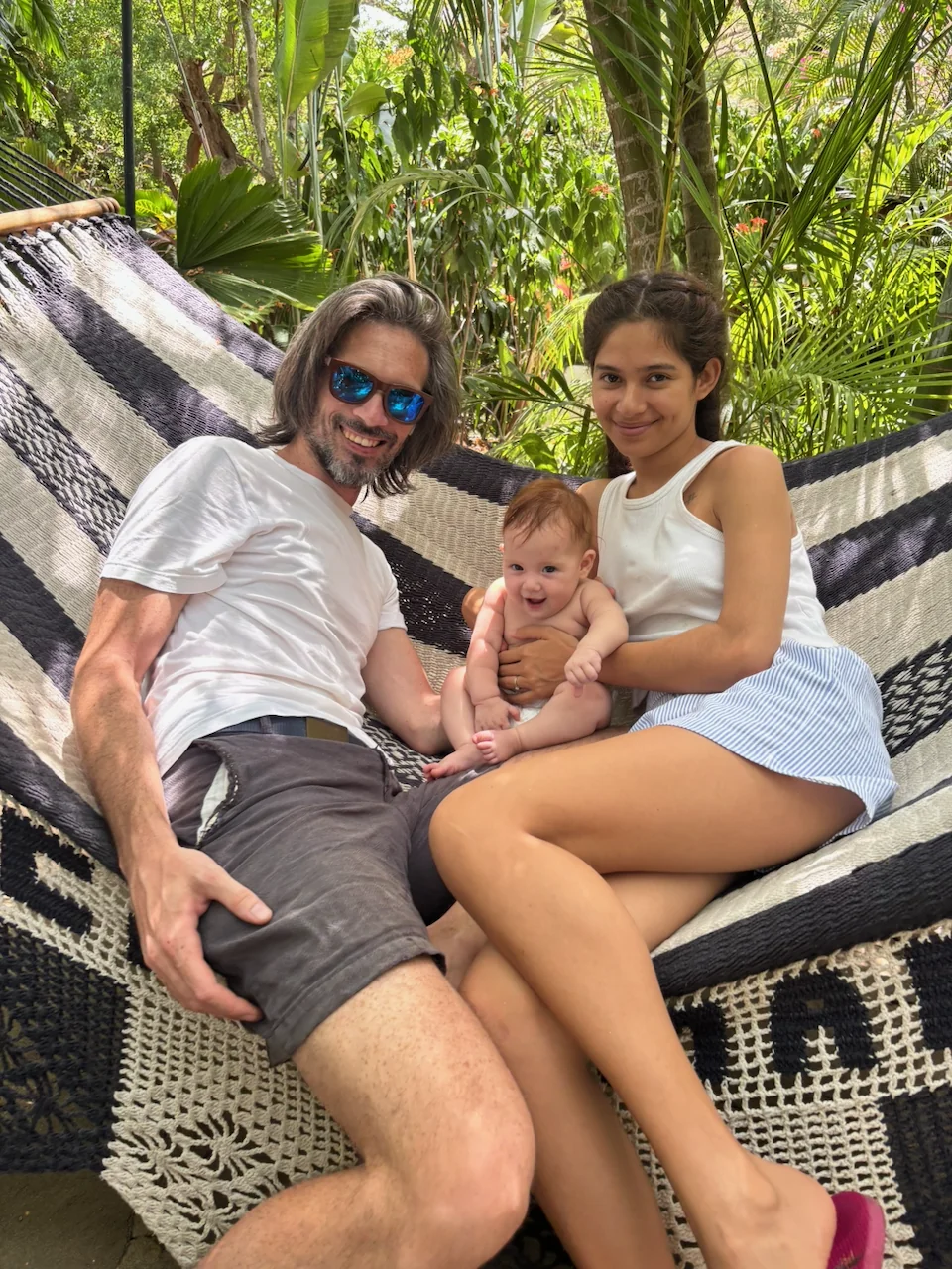 Léa con sus padres en la hamaca